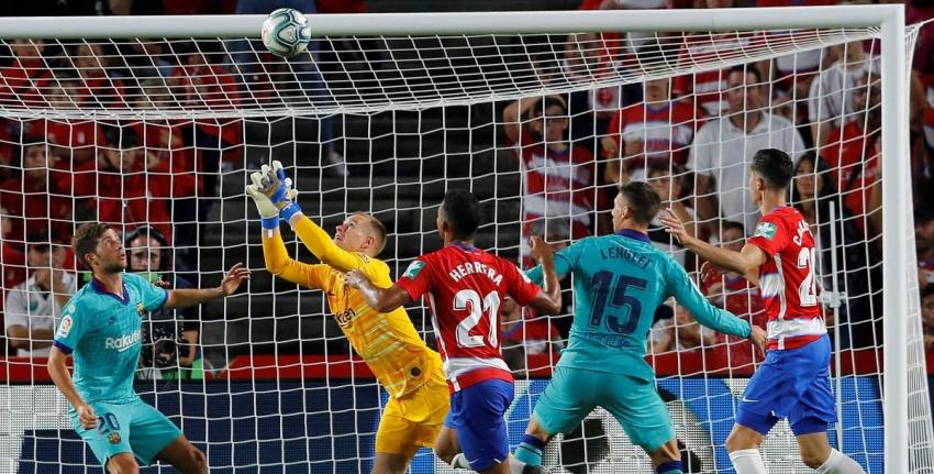 El "Rey" cometió un penal: Barcelona de Vidal cayó sorpresivamente ante el Granada