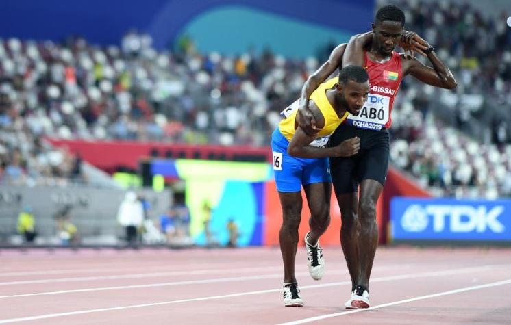 [VIDEO] La emotiva escena de solidaridad que marcó la jornada en el Mundial de Atletismo