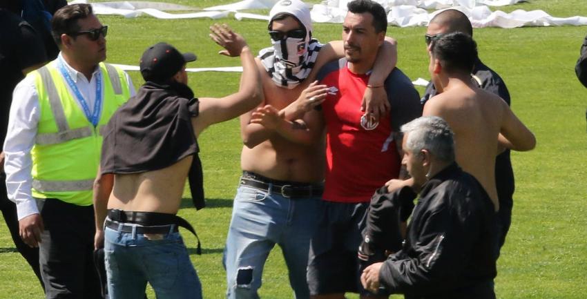 El registro del momento exacto en que hinchas de Colo Colo invaden la cancha en el arengazo