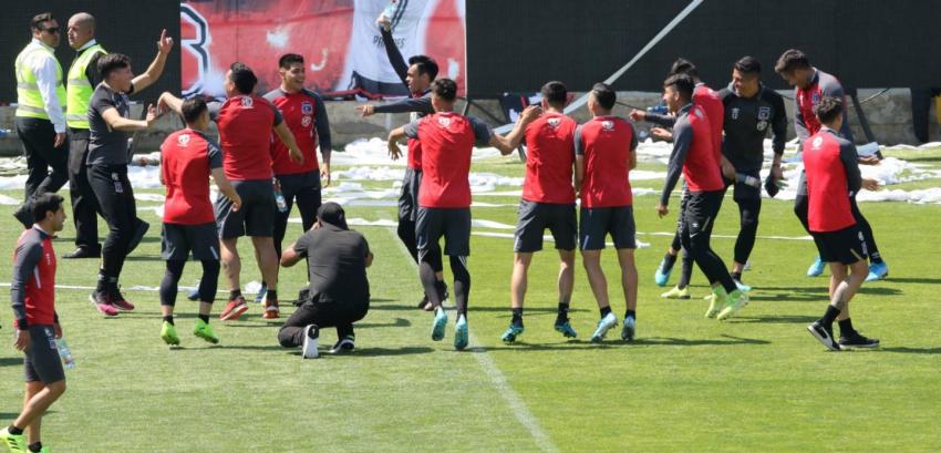 "El que no salta se va a la B": Paredes y otros jugadores de Colo Colo se unen a cántico de hinchas