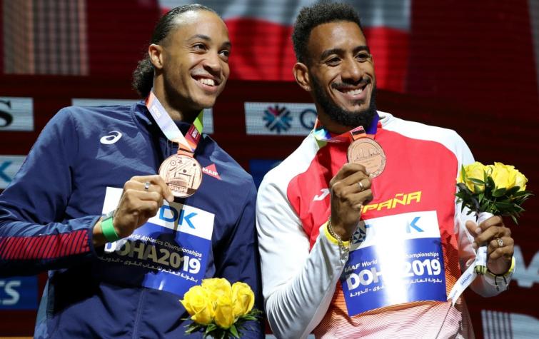 Entregan medalla de bronce a vallista español tras duro reclamo en el Mundial de Atletismo