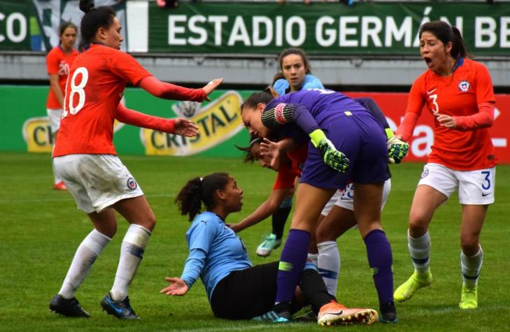 El duro encontrón que vivió Christiane Endler con jugadora uruguaya en goleada de La Roja
