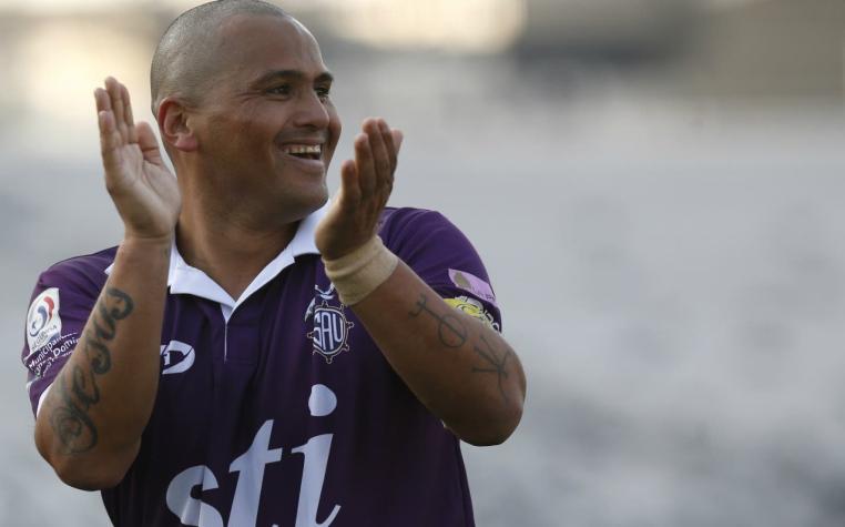 Humberto Suazo se luce con gol olímpico y otro golazo en San Antonio Unido
