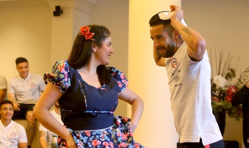 Mauricio Isla se lució bailando un pie de cueca en concentración de La Roja