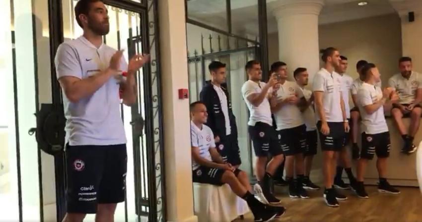 "Más solo que...": La reacción de los hinchas ante la soledad de Bravo en actividad de La Roja