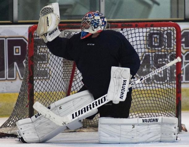 [VIDEO] Así fue el tremendo debut de Petr Cech como arquero de hockey sobre hielo