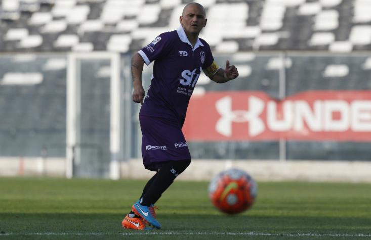 "Expectativa vs. realidad": Humberto Suazo ridiculiza a kinesiólogo del SAU con gol imposible