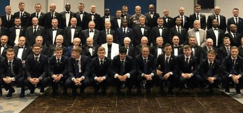 Fiel a su estilo: Marcelo Bielsa asiste con el buzo del Leeds a la gala de los 100 años del club