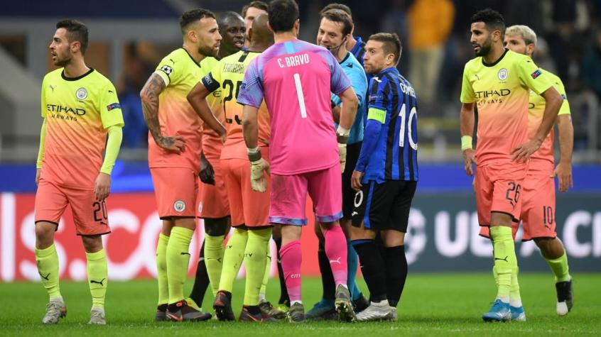 Claudio Bravo ingresa en el segundo tiempo por la Champions y es expulsado