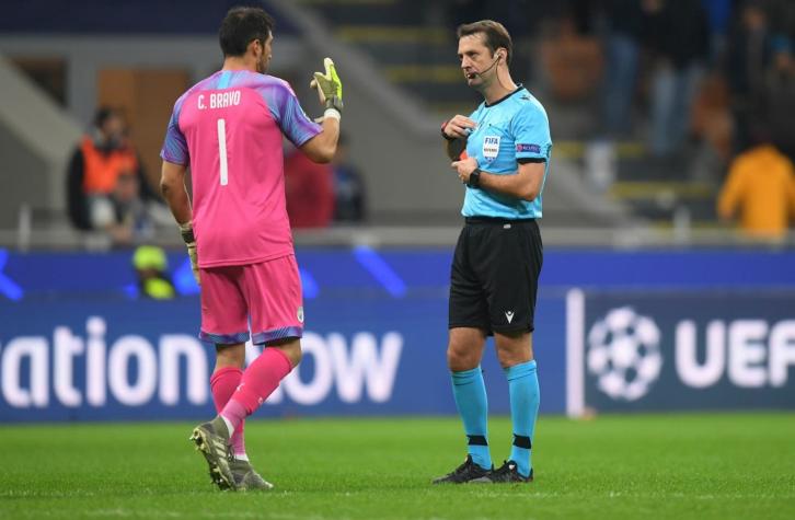Claudio Bravo entra en la historia con su expulsión en la Champions League