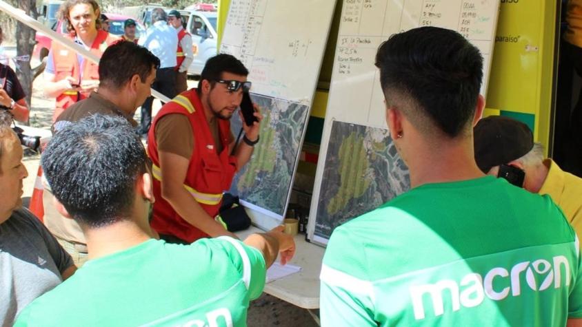 Incendio en Valparaíso: Jugadores de Santiago Wanderers van en ayuda de Bomberos