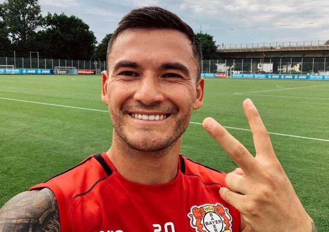 "Quédate con nosotros": El lienzo dedicado a Charles Aránguiz que se robó miradas en la Bundesliga