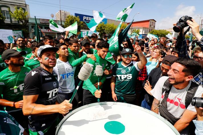 Jugadores de Wanderers participan en marcha por resolución de la ANFP que los dejó sin ascenso