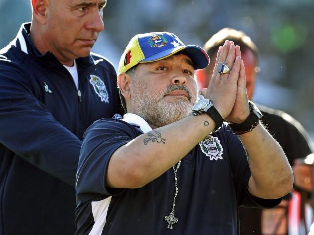 [VIDEO] Diego Maradona se cayó, festejó y lloró tras triunfo de Gimnasia