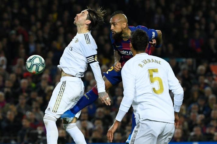 Arturo Vidal: Pierna fresca y juego rudo en un amargo Clásico