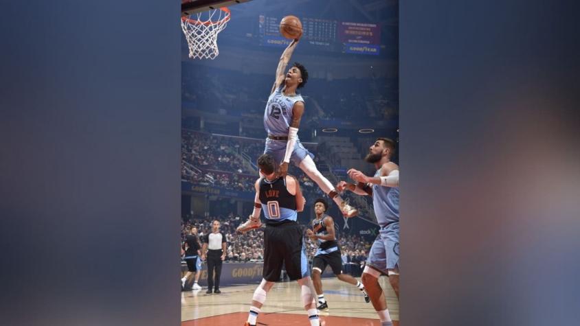 [VIDEO] Novato de la NBA da la vuelta el mundo con clavada que pudo haber sido histórica