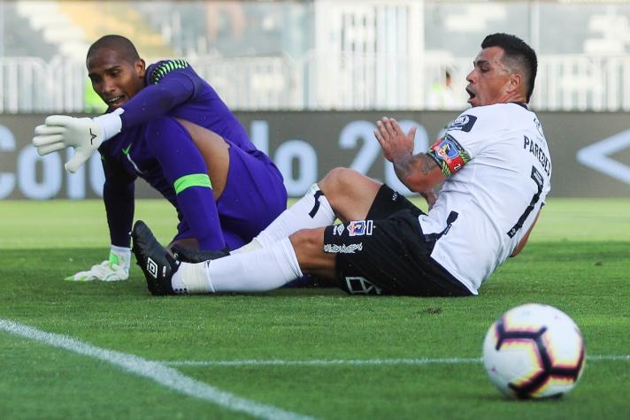 La riesgosa barrida de Esteban Paredes contra el hermano de Paulo Díaz en plena Noche Alba