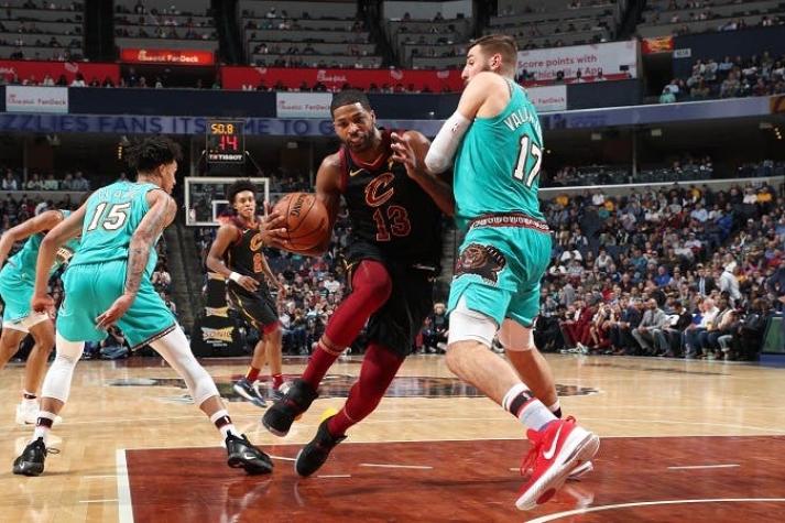 [VIDEO] Jugador de la NBA es expulsado por darle una nalgada a un rival en medio del partido