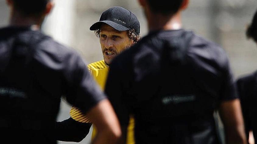 La calidad sigue intacta: El lujo del DT Diego Forlán en pleno entrenamiento de Peñarol