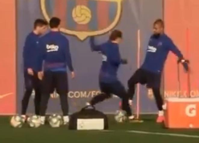 [VIDEO] “A mí no, Griezmann”: El espectacular “hoyito” de Vidal al francés en Barcelona