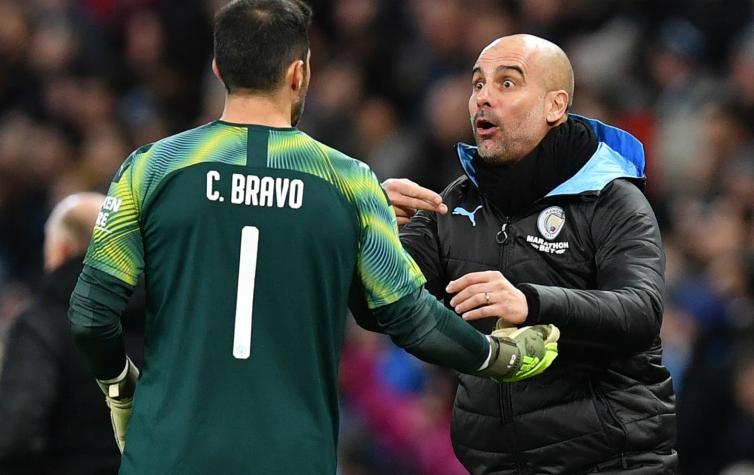 Manchester City cae ante el United con Bravo en el arco pero avanza a la final de la Copa de la Liga