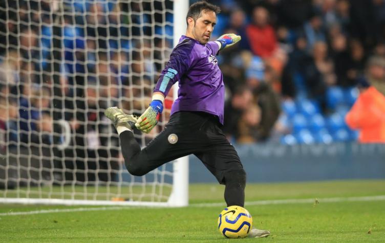 En Inglaterra aseguran que Claudio Bravo encabeza lista de jugadores que dejarían el Manchester City