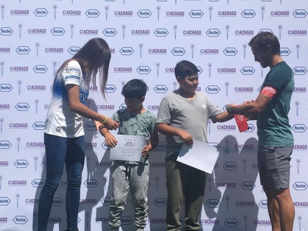 Campaña entrega becas a dos niños sobrevivientes de cáncer en escuela de fútbol de la Católica