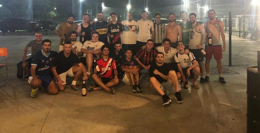 YouTuber argentino organiza pichanga y un ex Colo Colo llega a jugar... ¡con short del "Cacique"!