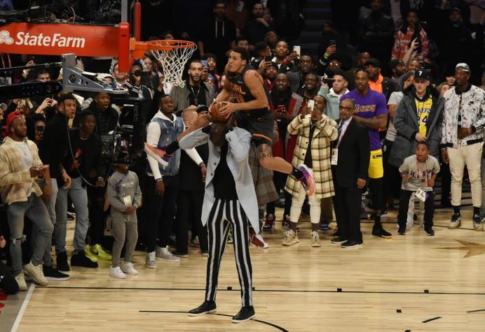 [VIDEO] La espectacular clavada de Gordon en All Star de la NBA: Saltó sobre jugador de 2 metros 26