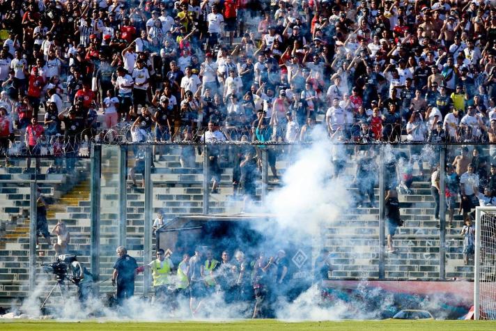 Incidentes obligan a suspender partido entre Colo Colo y Universidad Católica