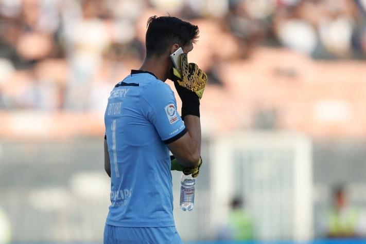 Hinchas lanzan un celular a Matías Dituro en medio del clásico en Colo Colo y la "UC"