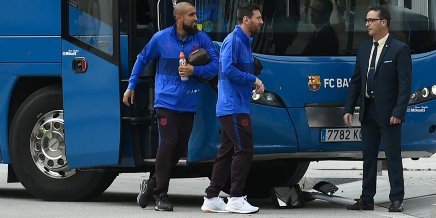 [VIDEO] ¿Preparando algo con Messi? Así llegó Vidal a estadio del Napoli para duelo por la Champions