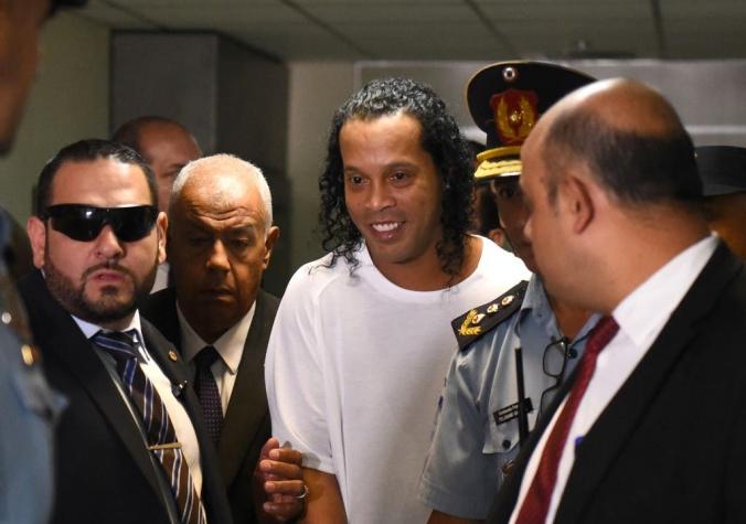 La primera imagen de Ronaldinho preso en Paraguay: el crack no pierde su sonrisa
