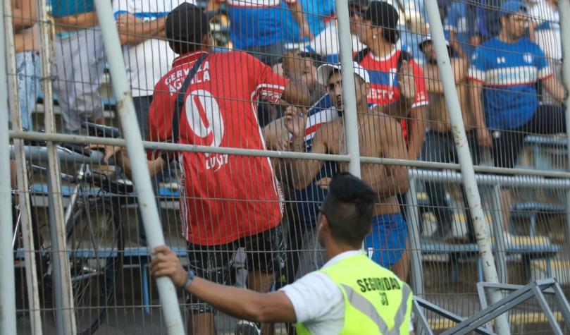 [VIDEO] Hinchas de la UC y América de Cali se enfrentan en las tribunas de San Carlos de Apoquindo