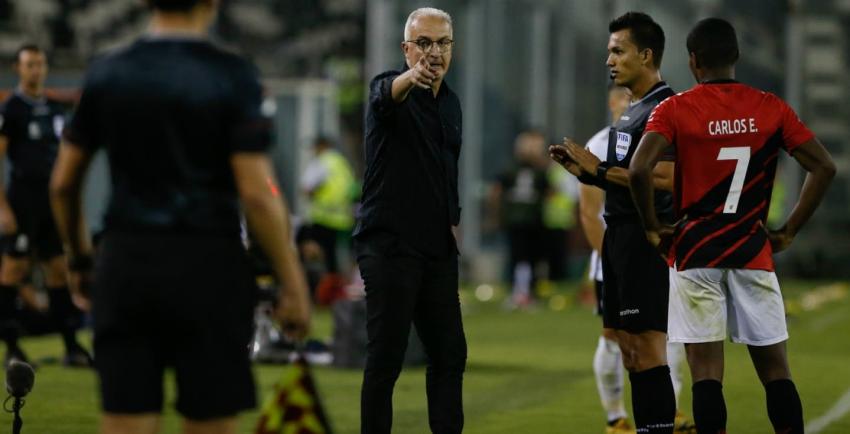 A lo Jürgen Klopp: Técnico de Athletico Paranaense critica "anti-juego" tras derrota ante Colo Colo