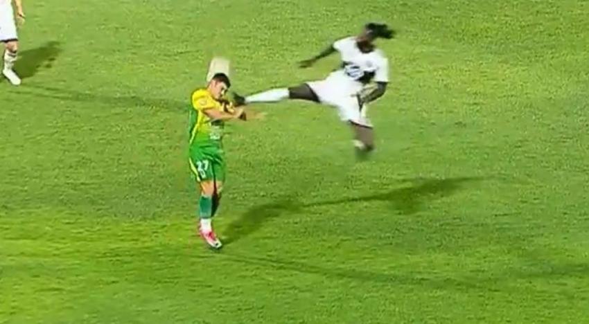 Emmanuel Adebayor ofrece llamativa disculpa luego de la brutal patada en Copa Libertadores