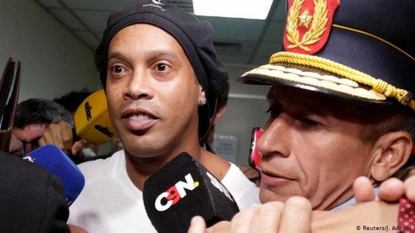 Ronaldinho sale de la cárcel de Paraguay y seguirá su proceso en un hotel
