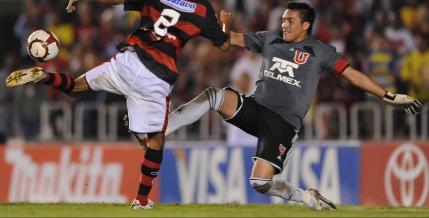 Walter Montillo repasa a Miguel Pinto por su llegada a Colo Colo