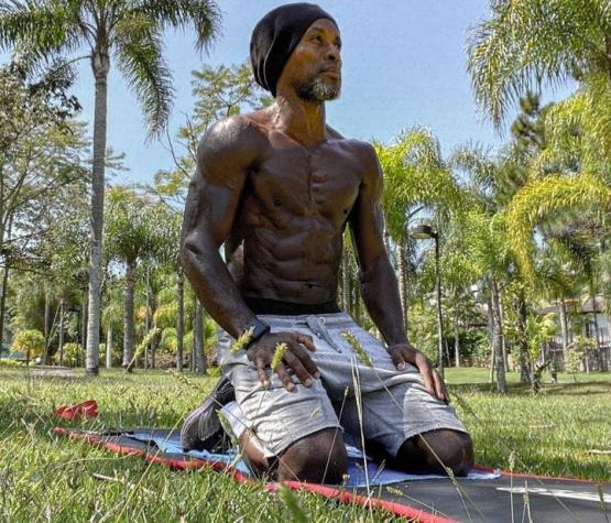 Ex mundialista brasileño impacta con su musculatura a los 45 años y lo comparan con Ronaldo