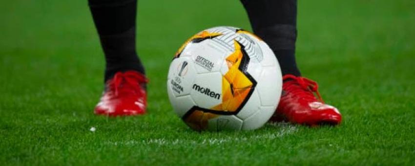 Futbolistas organizaron "pichanga" callejera, los detuvieron y les quitaron hasta el balón