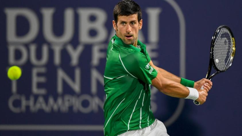 "Del hombre de la caverna a mi hombre": Esposa de Djokovic le corta el pelo al tenista en cuarentena