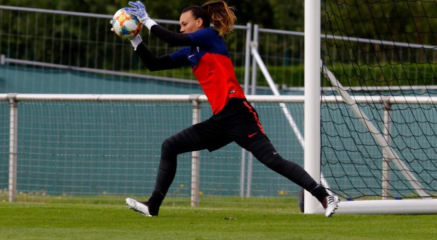 Ahora ataja con los pies: La increíble pirueta de Christiane Endler en Instagram