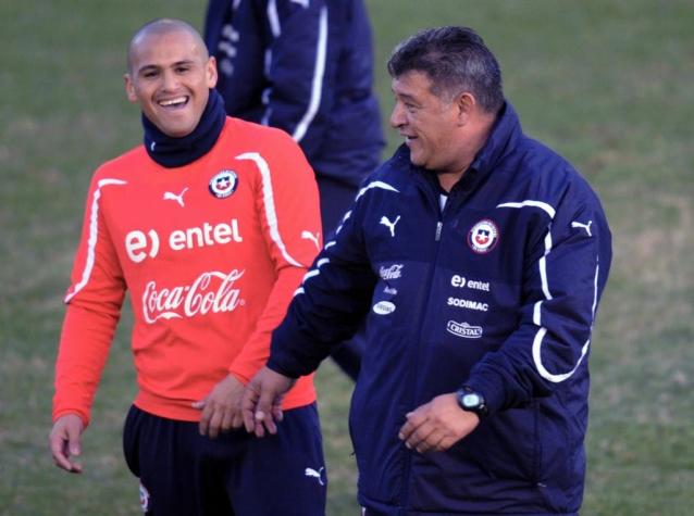 La férrea defensa de Claudio Borghi a "Chupete" Suazo tras críticas de delantero mexicano
