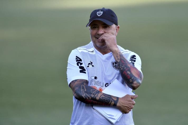 Acusan a Sampaoli de cobrar su sueldo en Brasil mientras jugadores no lo hacen