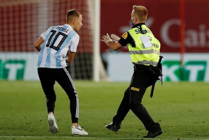 Hincha rompe medidas sanitarias y entra al partido del Barcelona para sacarse fotos con jugadores