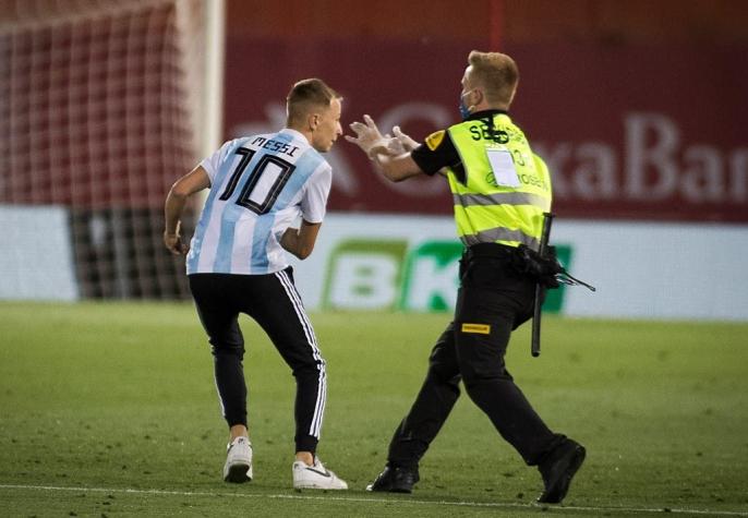 "Mi hijo aún es un niño": Habla madre del joven que irrumpió en el partido del FC Barcelona