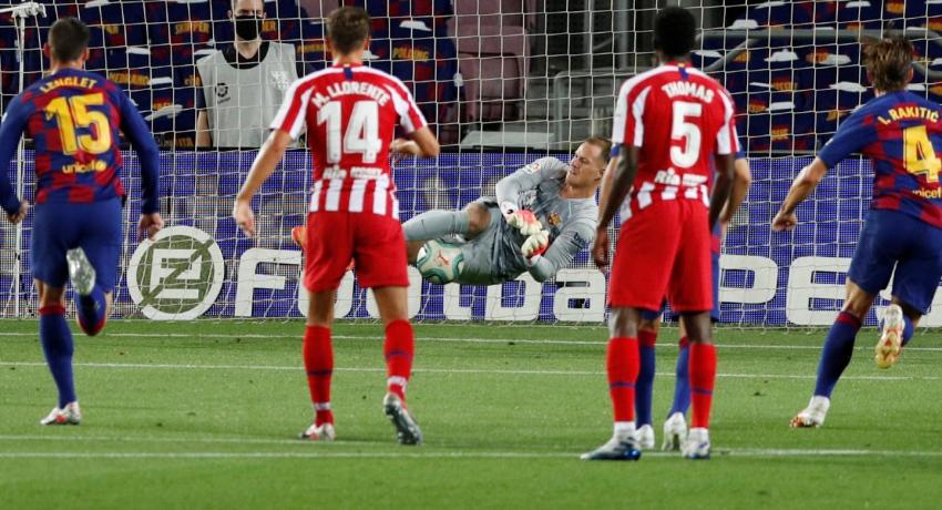 [VIDEO] El penal que cometió Arturo Vidal en el duelo entre FC Barcelona y Atlético de Madrid