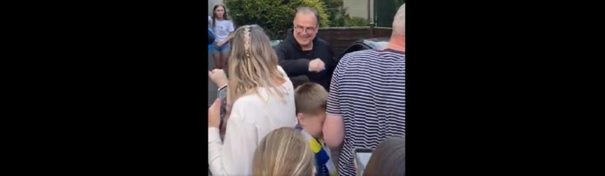 El festejo de Bielsa con hinchas del Leeds que llegaron a saludarlo tras ascenso a la Premier
