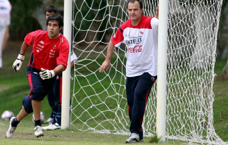 Claudio Bravo no olvida a Marcelo Bielsa y envía mensaje de felicitaciones tras ascenso del Leeds