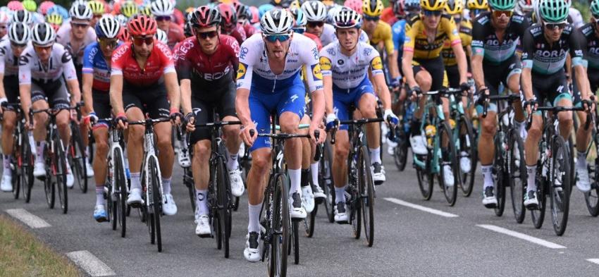 Carrera de ciclismo termina con granizos y deja impactante imagen de la espalda de un competidor